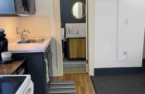 Burlington Apartment | Cozy Studio 1/2 block to Church St & Shops-Pets