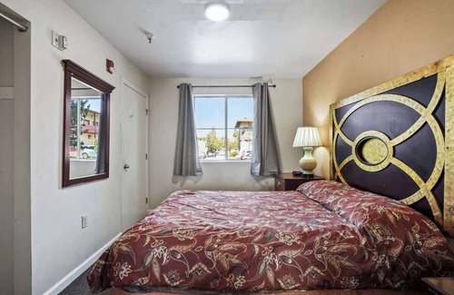 Fremont House | (Cozy studio, 1BED, 1BA, w/kitchen)