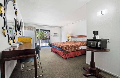 Fremont House | (Cozy studio, 1BR, 1BA, No kitchen)