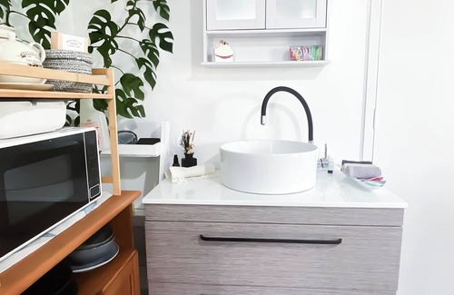 Tirohanga Apartment | Cozy Studio - 5mins to Beach · Outdoor Bath · Breakfast Included · Pets Welcome