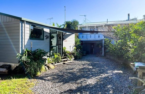 Tirohanga Apartment | Cozy Studio - 5mins to Beach · Outdoor Bath · Breakfast Included · Pets Welcome