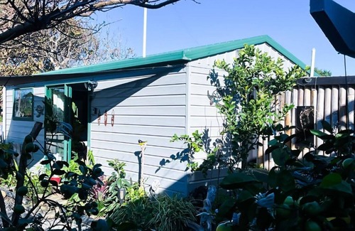 Tirohanga Apartment | Cozy Studio - 5mins to Beach · Outdoor Bath · Breakfast Included · Pets Welcome