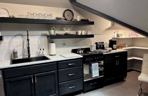 Bixby Apartment | Cozy Studio Apartment above Garage
