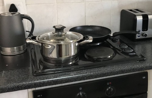 Greater Johannesburg Metropolitan Area Apartment | Cozy Studio Apartment with Wifi backup
