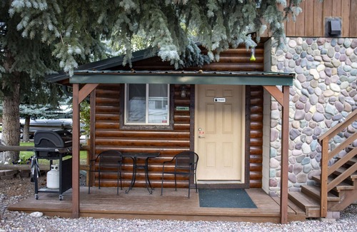 Columbia Falls Cabin | Cozy Studio Cabin with Full Bath + Laundry Steps to Downtown Columbia Falls!