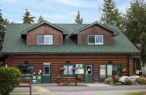 Columbia Falls Cabin | Cozy Studio Cabin with Kitchenette - Walk to Downtown Columbia Falls!