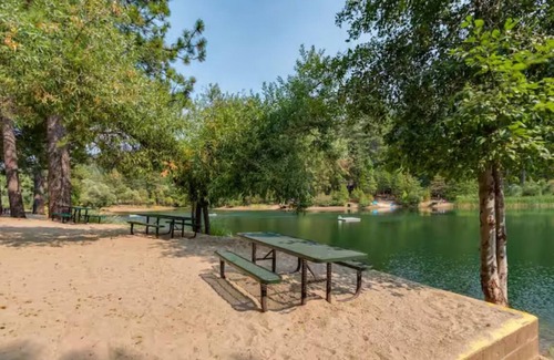 Arnold Cabin | Cozy studio cabin in Arnold California with WiFi, AC