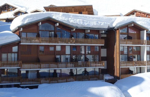 Les Almes Apartment | Cozy Studio Cabin · Near Slopes & Shops · Balcony · Sleeps 4