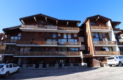 Les Almes Apartment | Cozy Studio Cabin · Near Slopes & Shops · Balcony · Sleeps 4