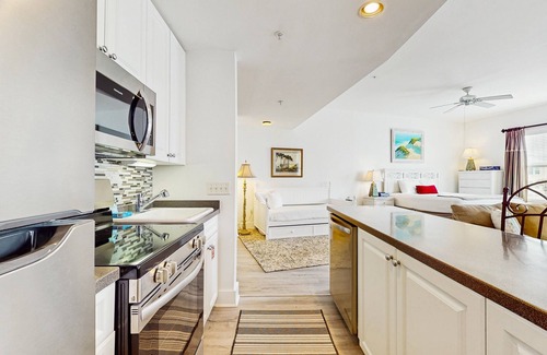 Gulf Place Apartment | Cozy studio close to the beach w/shared pool & tennis courts - shopping nearby