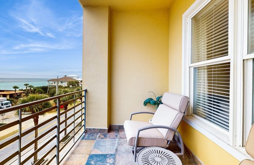 Gulf Place Apartment | Cozy studio close to the beach w/shared pool & tennis courts - shopping nearby