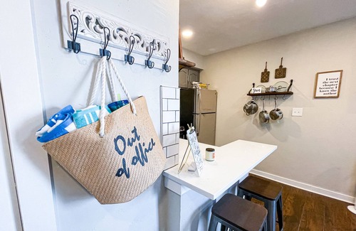 Fort Worth Condo | Cozy Studio condo with pool, nightlife and restaurants!