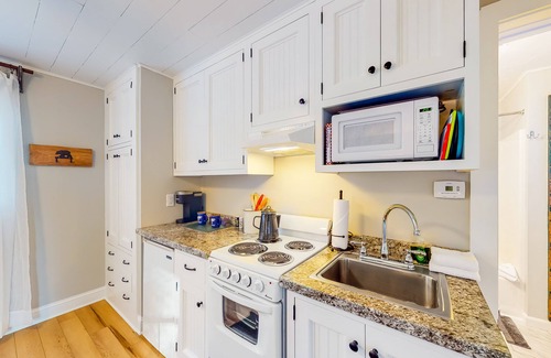 Ludlow Apartment | Cozy Studio Condo with Great Location, WiFi & Kitchenette