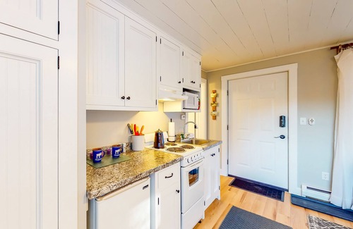 Ludlow Apartment | Cozy Studio Condo with Great Location, WiFi & Kitchenette