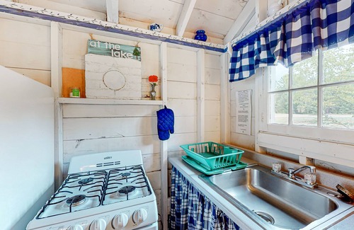 Moultonborough Cottage | Cozy studio cottage with a grill, WiFi, full kitchen & dock access