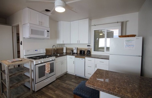 South Mission Beach Apartment | Cozy Studio/Flat Steps to Ocean745 1/2 - Sleeps 2, BBQ, Next to Belmont Park