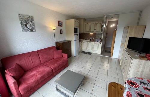 Laveissiere Apartment | Cozy Studio for 4 in Central Location - Near Ice Rink & Slopes, Pet-Friendly, WiFi