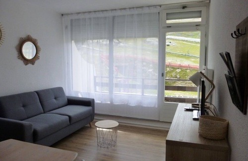 Arette Apartment | Cozy Studio for 4 with Balcony, Ski-In/Ski-Out Access, Free Parking, and Ski Locker
