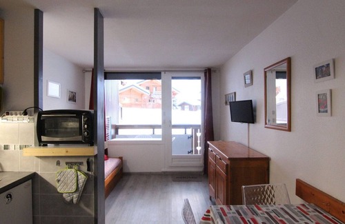 Bergers Apartment | Cozy Studio for 5 with Mountain Views, Close to Ski Slopes and Shops - Pet-Friendly, Balcony, Ski Storage