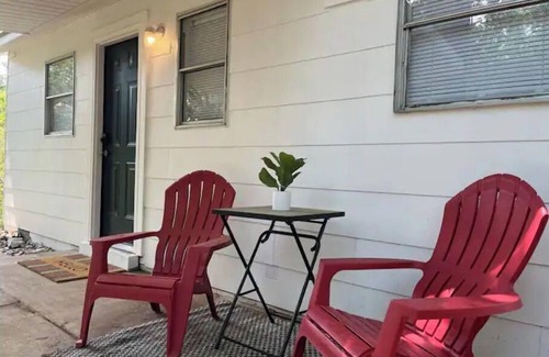 Mid America Cottage | Cozy Studio Home Near the Lake and Sam’s Pizza