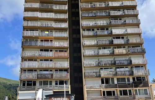 Laveissiere Apartment | Cozy Studio, Ideal for 4, Renovated, Ski-in/Ski-out, WiFi, Pet-Friendly, Non-Smoking