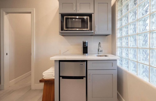 Willo Apartment | Cozy studio in a beautiful historic neighborhood. Walking distance to lightrail.