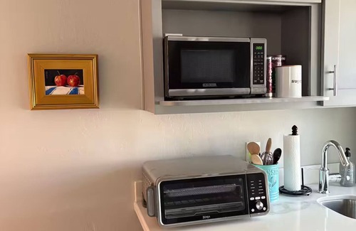 Willo Apartment | Cozy studio in a beautiful historic neighborhood. Walking distance to lightrail.