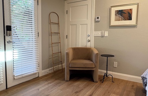 Willo Apartment | Cozy studio in a beautiful historic neighborhood. Walking distance to lightrail.