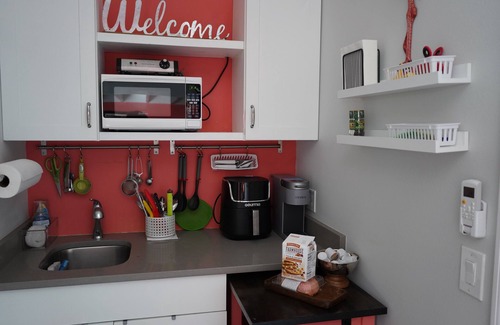 Arlington Park Apartment | Cozy studio in charming Sarasota with WiFi, AC