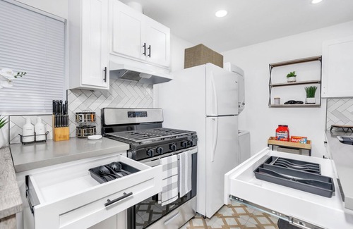 Tower District Apartment | Cozy studio in Tower district with WiFi, AC