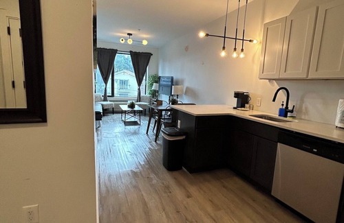 Elizabeth Apartment | Cozy Studio Near Airport 3916