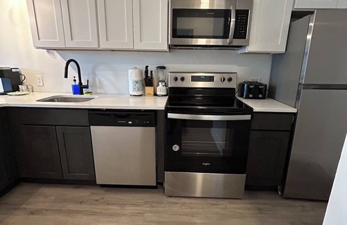 Elizabeth Apartment | Cozy Studio Near Airport 3916