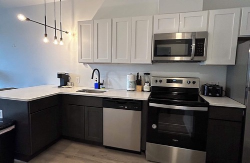 Elizabeth Apartment | Cozy Studio Near Airport 3916