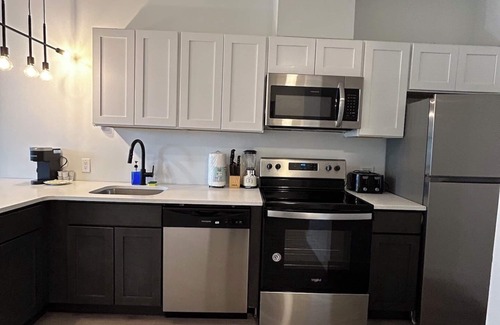 Elizabeth Apartment | Cozy Studio Near Airport 3916