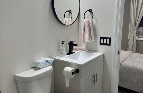 Brentwood House | Cozy Studio near major highways. 45mins from NYC & 60 mins from Hamptons.