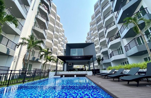 Kram Condo | Cozy Studio near the beach, AC, Wifi, Kitchen, Pools and Fitness