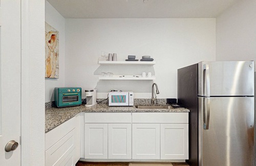 Goose Creek Apartment | Cozy Studio: Pet Friendly in Resort with a Shared Hot Tub