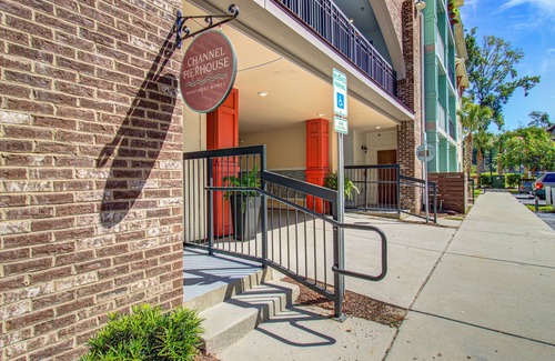 Goose Creek Apartment | Cozy Studio: Pet Friendly in Resort with a Shared Hot Tub