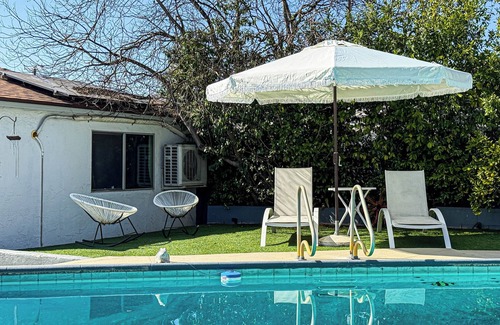 Ladera Heights Apartment | Cozy Studio Retreat with Pool – Steps from SoFi Stadium MK4-LAD