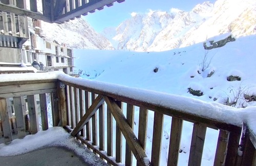Piau Engaly Apartment | Cozy Studio Sleeps 4 with Balcony, Ski Locker, and Elevator in Piau-Engaly