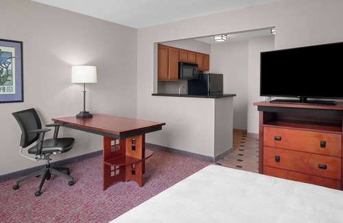 Snail Hotel | Cozy Studio Suite w/Kitchen + Plush Bedding & Outdoor Fire Pit - Pets Welcome