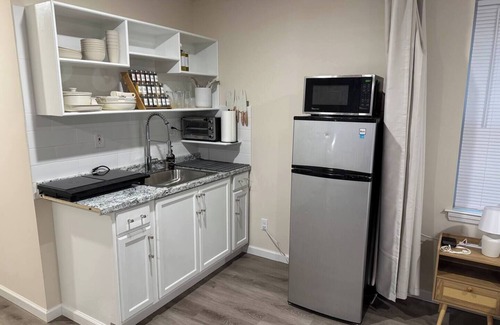 Ampere Apartment | Cozy Studio w/Queen + Laundry