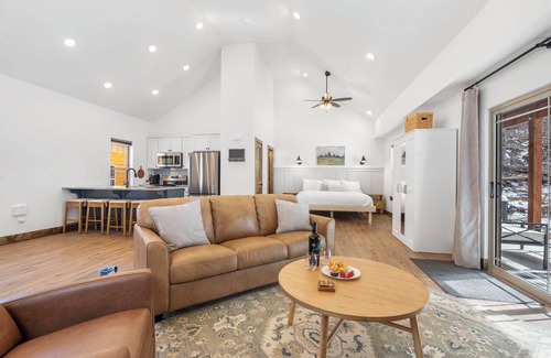 Hollister Cabin | Cozy Studio w Vaulted Ceilings-Free Attraction Tix-Cmty Indoor Pool-Peaceful Pvt Views-Hot Tub