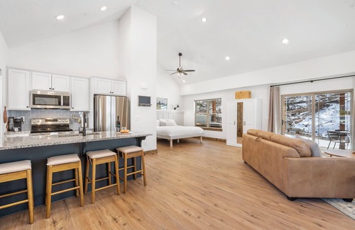 Hollister Cabin | Cozy Studio w Vaulted Ceilings-Free Attraction Tix-Cmty Indoor Pool-Peaceful Pvt Views-Hot Tub