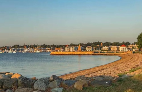 Fifth Ward Apartment | Cozy studio-walking distance to restaurants, shops & harbor