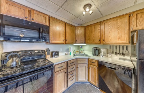 Killington Condo | Cozy studio with balcony, full kitchen, and free WiFi - walk to lifts