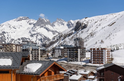 Les Almes Apartment | Cozy Studio with Balcony near Ski Lifts, Tignes Le Lac