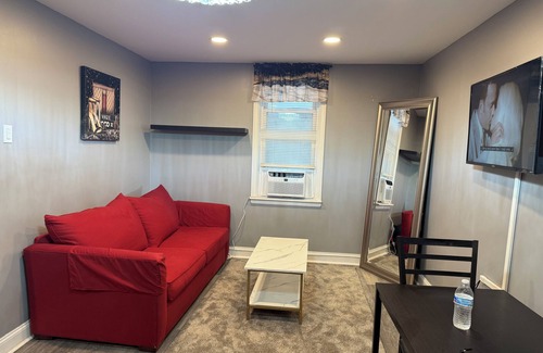 Collingdale Apartment | Cozy studio with. Beautiful King Size Bed, WiFi and AC in fabulous Collingdale