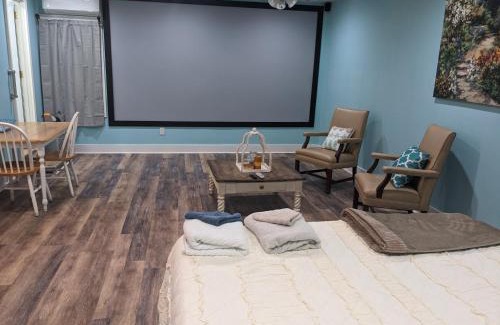 Morehead City House | Cozy studio with movie theater, beach 5 min away