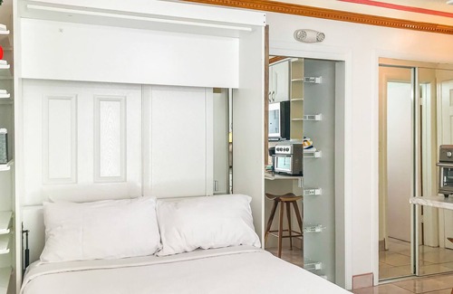 New Town Apartment | Cozy studio with Murphy bed, kitchenette, WiFi, patio, & convenient location